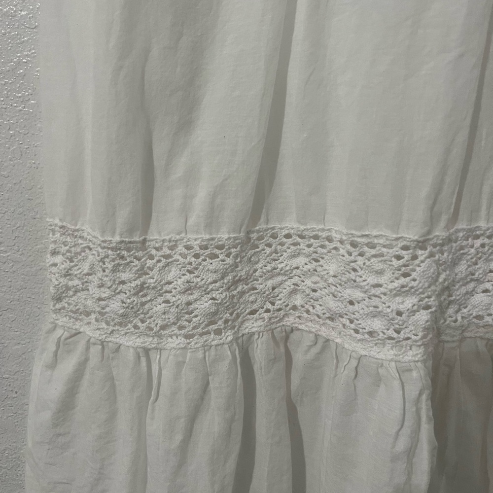 Chic White Maxi Dress with Flowing Silhouette - Picture 2 of 9